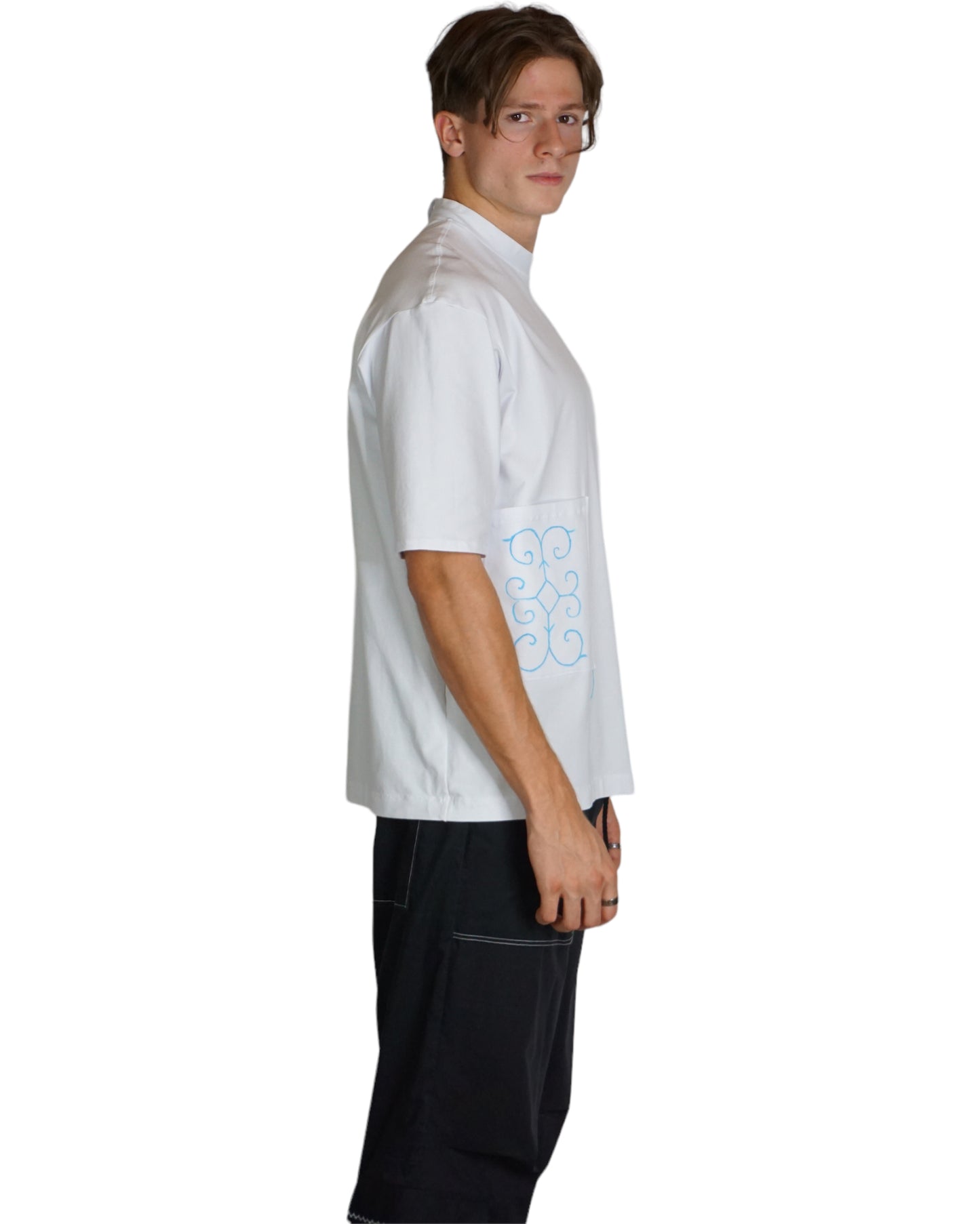 T-Shirt in weiß mit Stehkragen (Unisex)